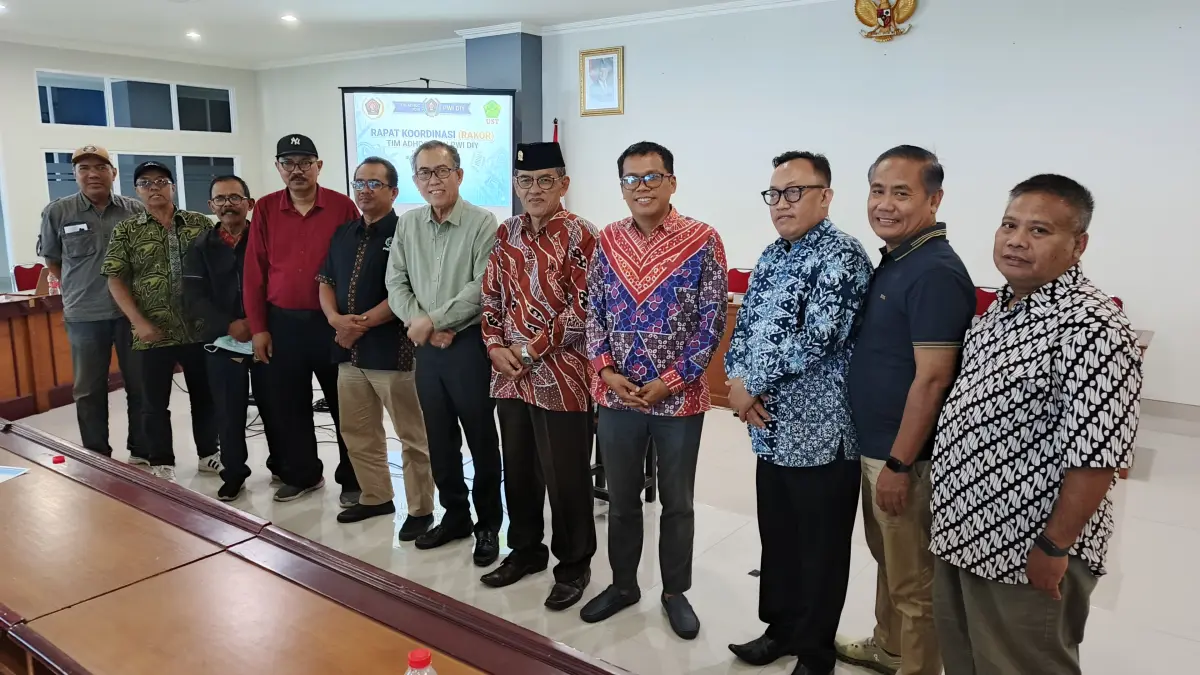Tim Ad Hoc Pengusulan Fuad Muhammad Syafruddin (Udin) penjadi Pahlawan Nasional PWI DIY bersama penasihat Tim Ad Hoc, Prof Dr Edy Suandi Hamid (tengah) di Kampus Pusat UST Jogja, Selasa, 23 Juni 2026. (Foto: istimewa)