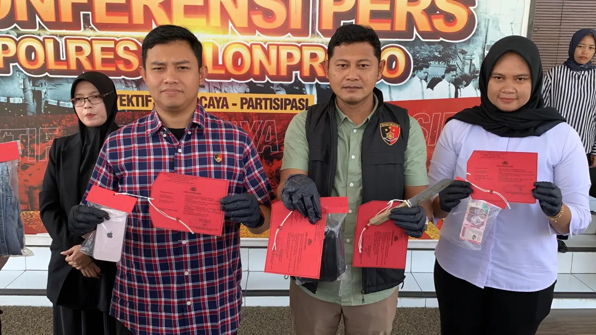 TUNJUK: Anggota Polres Kulon Progo menunjukkan barang bukti yang digunakan pelaku. (Foto: ANOM BAGASKORO/RADAR JOGJA)&nbsp;