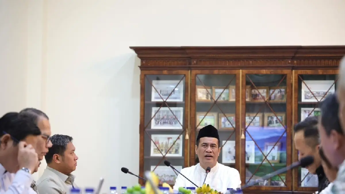 KOMITMEN BERSAMA: Mentan Amran Sulaiman saat memimpin rapat koordinasi finalisasi rancangan Instruksi Presiden tentang Percepatan Hilirisasi Komoditas Pertanian Strategis serta Surat Keputusan Bersama (SKB) tentang Penugasan Khusus kepada BUMN Pangan di Jakarta, Jumat (26/6/2026). (ISTIMEWA)
