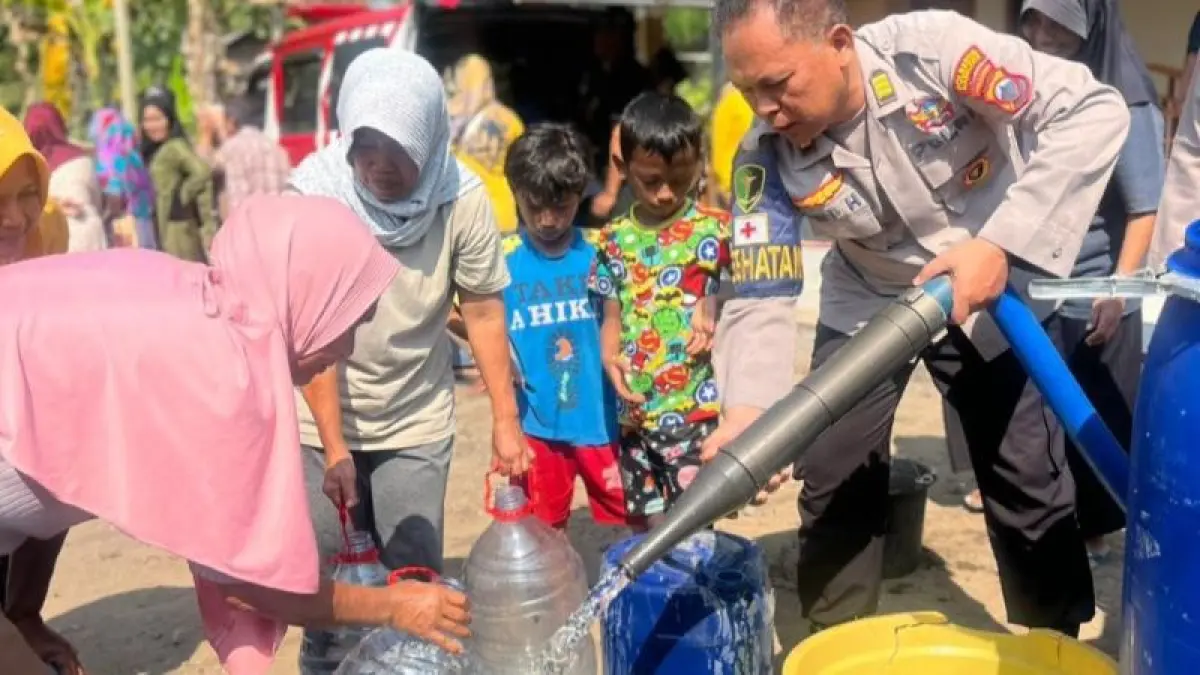 ANTRE: Warga Dusun Tegalwangi berduyun-duyun membawa ember untuk diisi air bersih dari Polresta Magelang Jumat (26/6). (NAILA&nbsp;NIHAYAH/RADAR JOGJA)