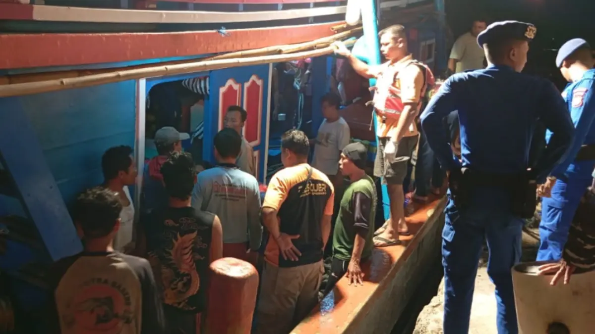 Awak kapal pursein sedang mengevakuasi korban setibanya bersandar di pelabuhan Pantai Sadeng - Dokumentasi/Satlinmas Rescue Istimewa Wilayah I Sadeng