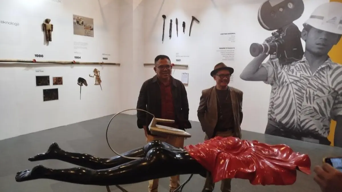 Garin Nugroho (kiri) dan Suwarno Wisetrotomo saat pembukaan pameran ARCHIVEPELAGO: Jalan Persemaian Garin Nugroho – 45 Tahun Merekam Indonesia, Kamis (25/6/2026). Pameran berlangsung hingga 14 Juli 2026 di Galeri Bulak Sumur, Gelanggang Inovasi dan Kreativitas Universitas Gadjah Mada (GIK UGM), Sleman. (Foto: iwa ikhwanudin/Radar Jogja) 