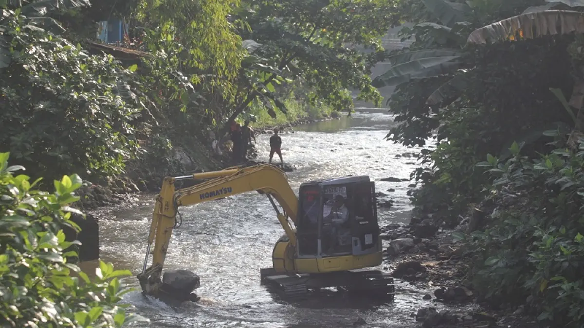 DIMULAI: Petugas mengoperasikan alat berat untuk mengeruk sedimentasi di aliran Sungai Code, bawah Jembatan Sardjito Lama, Terban, Kota Jogja, Jumat (26/6/2026).&nbsp;GUNTUR AGA TIRTANA/RADAR JOGJA