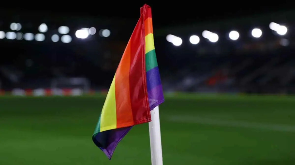 FIFA menegaskan kembali bendera pelangi tidak akan dilarang saat Mesir melawan Iran di laga terakhir grup G Piala Dunia 2026 meski kedua federasi telak menolak. (getty images)