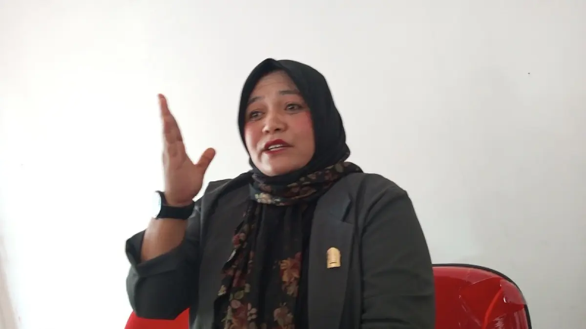 Ketua Badan Pembentukan Peraturan Daerah (Bapemperda) DPRD Gunungkidul Ery Agustin Sudiyanti sedang memberikan keterangan kepada wartawan. Yusuf Bastiar/Radar Jogja