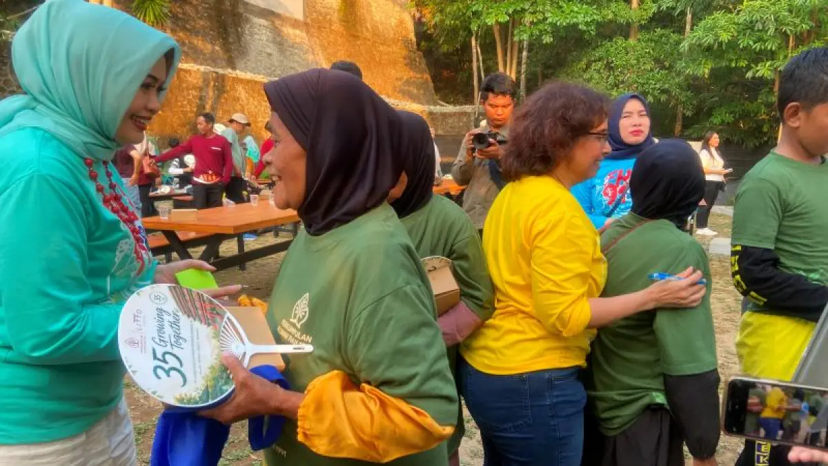 Lansia ikut menanam pohon di Edible Learning Garden Litto Jogja. (Cintia&nbsp;Yuliani/Radar Jogja)