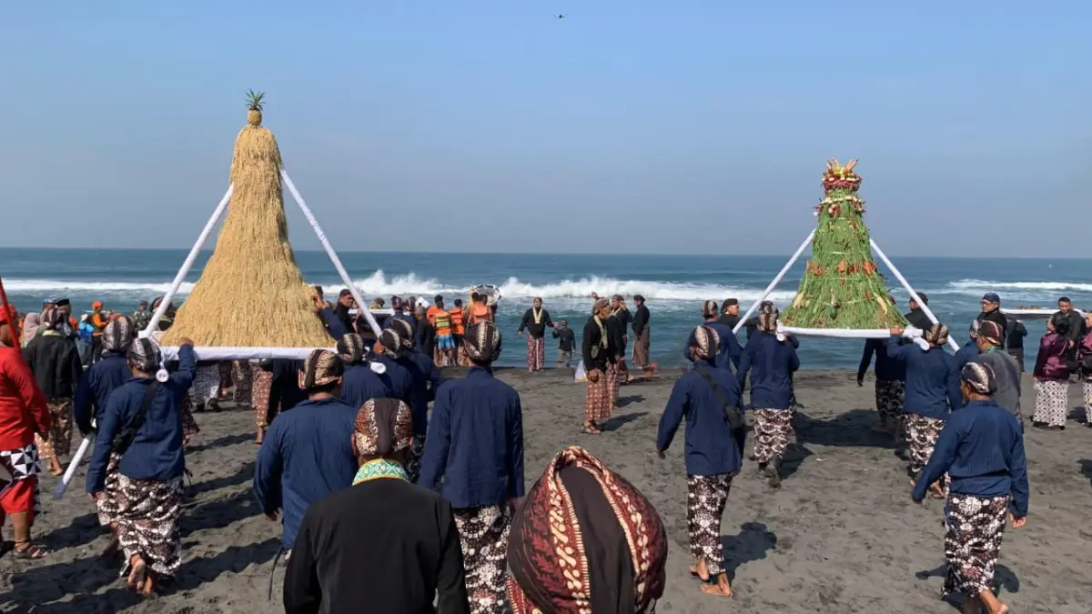 LARUNG: Abdi Dalem Pura Pakualam membawa gunungan untuk dihanyutkan. (ANOM BAGASKORO/RADAR JOGJA)