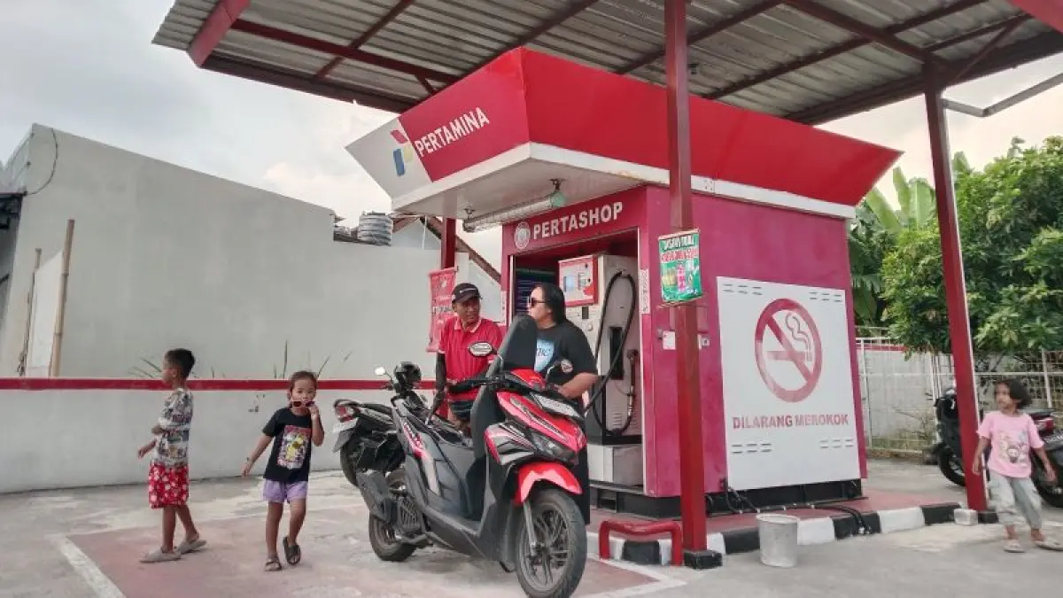 LENGANG: Warga yang mengisi bahan bakar minyak jenis Pertamax di Pertashop, Kalasan, Sleman Jumat (26/6). (Delima Purnamasari/Radar Jogja)