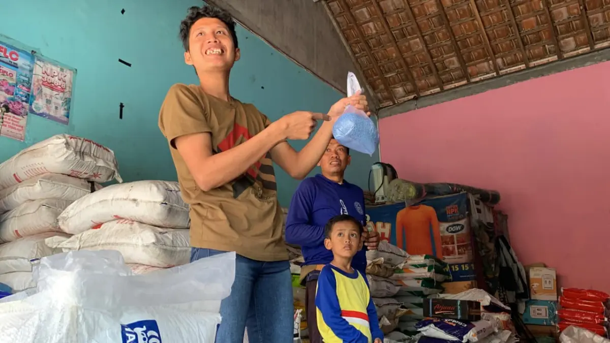 MAHAL: Petani di Kalurahan Srikayangan membeli pupuk non subsidi untuk tanaman bawang merah. (ANOM BAGASKORO/RADAR JOGJA)
