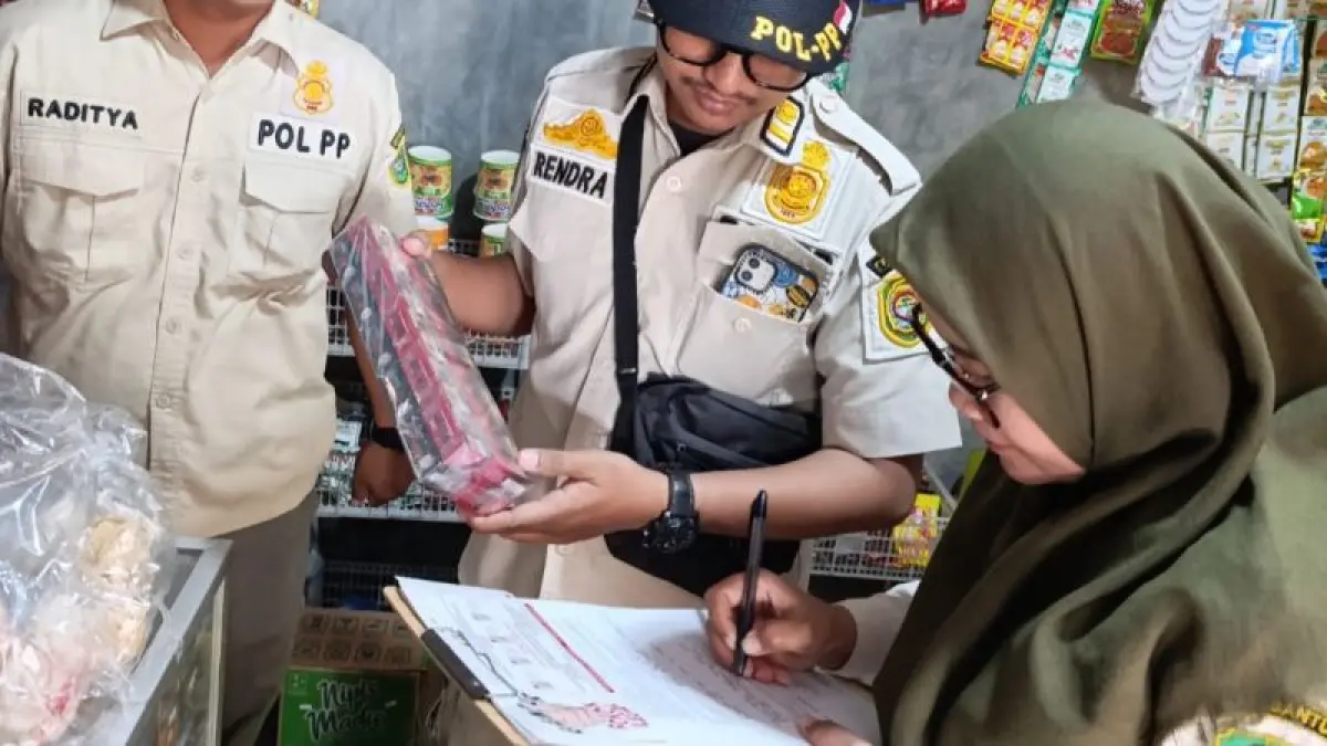 OPERASI: Petugas sedang mengamankan rokok tanpa cukai di Kapanewon Pundong. (Dokumentasi Satpol PP Bantul)