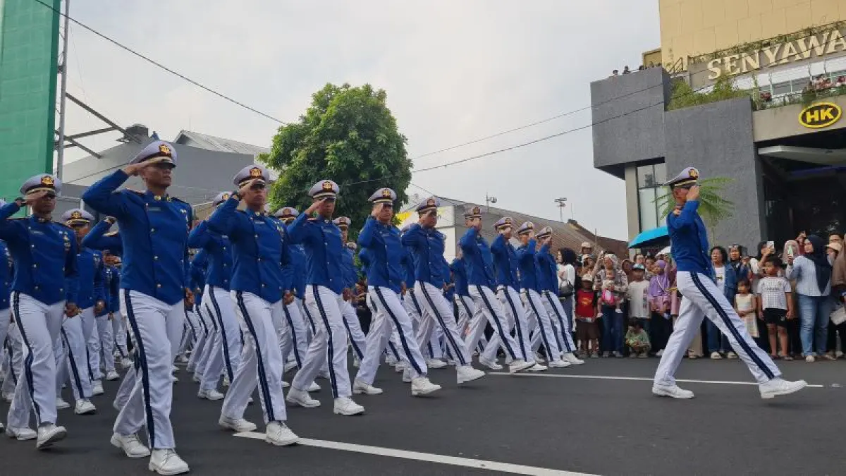 PAMITAN: Ratusan taruna&nbsp;Akmil&nbsp;telah merampungkan pendidikan dan melaksanakan&nbsp;kirab di Alun-Alun Kota Magelang Jumat (26/6). (NAILA&nbsp;NIHAYAH/RADAR JOGJA)