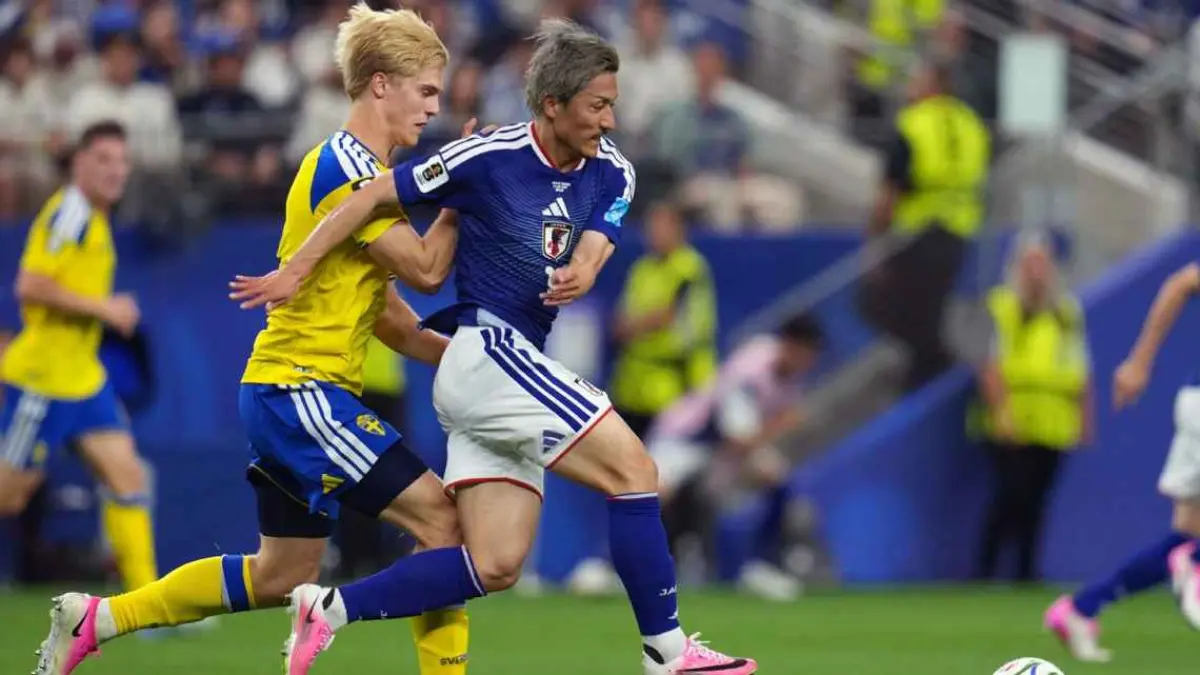 Pemain Swedia, Lucas Bergvall (kuning) coba menghentikan pemain Jepang, Daizen Maeda dalam hasil imbang di Piala Dunia 2026. (getty images)