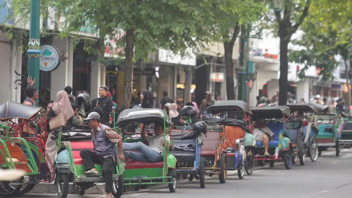 Sejumlah pengemudi becak motor mangkal di tepi jalan kawasan Malioboro, Kota Jogja, Jumat (26/6/2026). Kondisi tersebut menyebabkan arus lalu lintas di kawasan Malioboro menjadi tersendat. GUNTUR AGA TIRTANA/RADAR JOGJA
