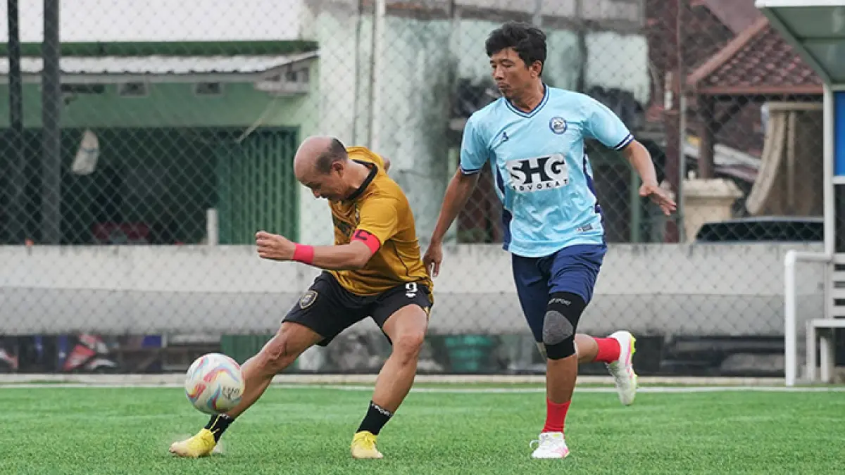 SINERGI: Laga persahabatan tim Polda DIY (kuning) dengan tim Wartawan Jogja (biru) dalam rangka menyambut Hari Bhayangkara ke-80 di HK 99 Mini Soccer, Sleman (25/6). (Guntur Aga/Radar Jogja)