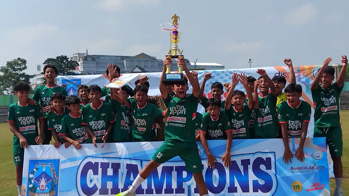 Tim Kapanewon Sleman saat meraih trofi juara GSI Kabupaten Sleman 2026. Rizky Wahyu/Radar Jogja&nbsp;

