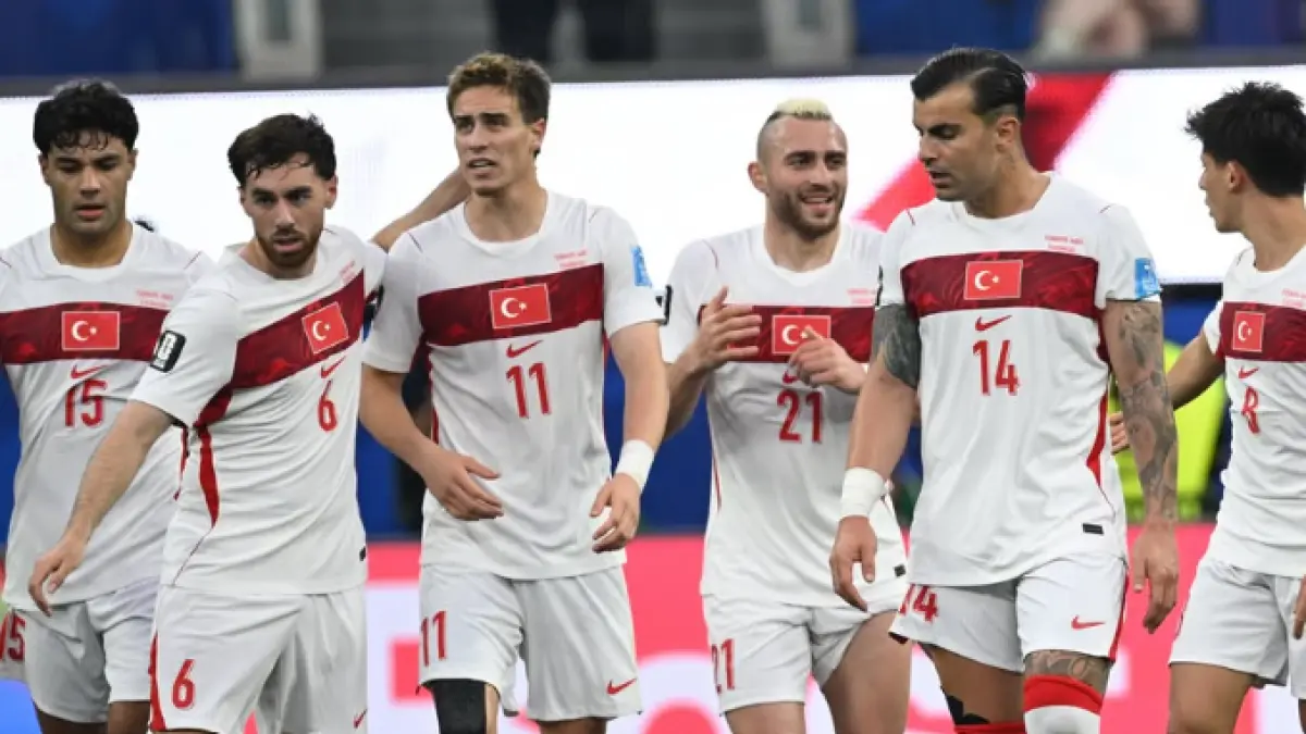 Turki raih kemenangan pertama di Piala Dunia 2026 dengan mengalahkan Amerika Serikat dengan skor 3-2 pada Jumat (26/06/2026).