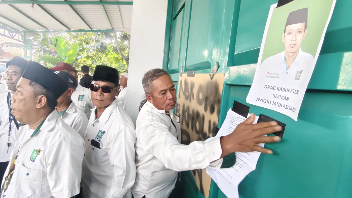 PAMIT : Puluhan kader yang tergabung dalam Forum Komunikasi Dewan Pimpinan Anak Cabang (DPAC) PKB se-Kabupaten Sleman melepaskan dan mengembalikan seragam kebesaran partai di Kantor DPW PKB DIY Jumat sore (26/6/2026). Dalam aksinya mereka menolak keras keputusan DPP PKB terkait penunjukan ketua baru DPC PKB Sleman. (Foto: Nanang Febriyanto/Radar Jogja) 
