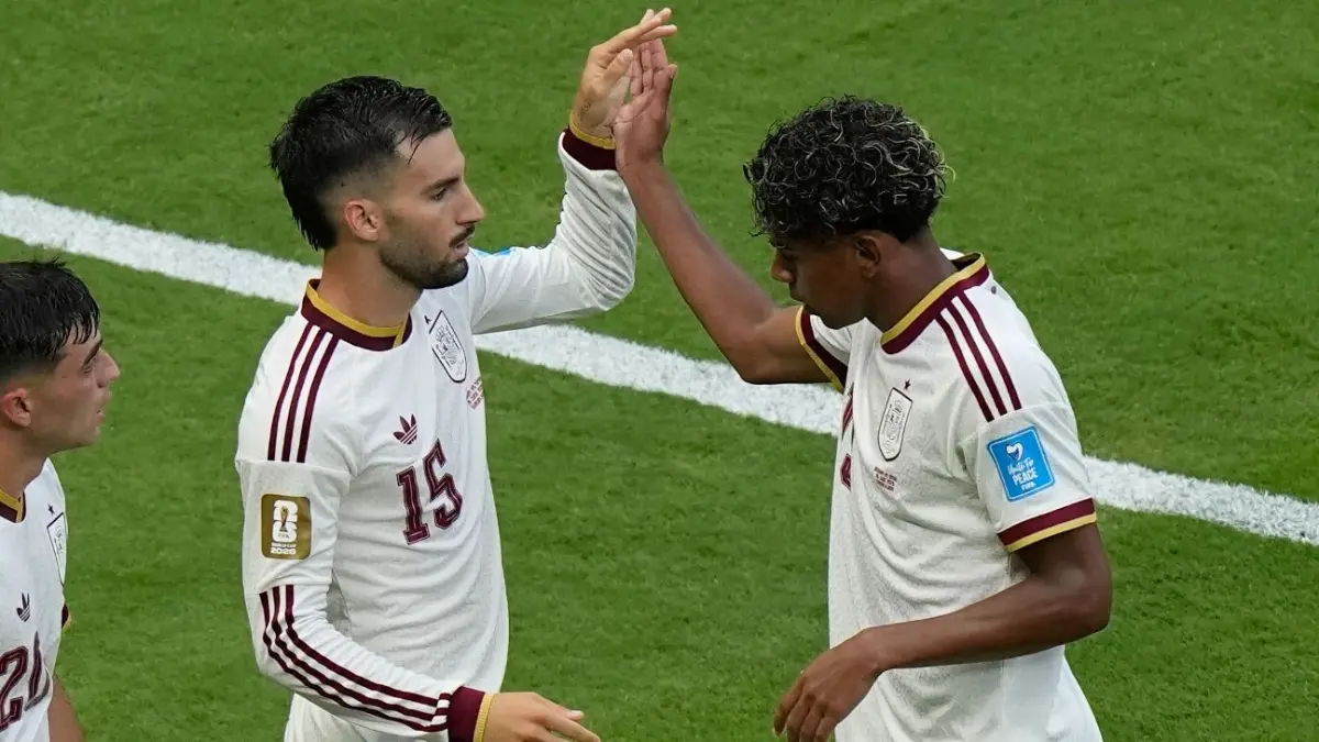 Alex Baena (tengah) rayakan gol kemenangan Spanyol atas Uruguay bersama Lamine Yamal (kanan).