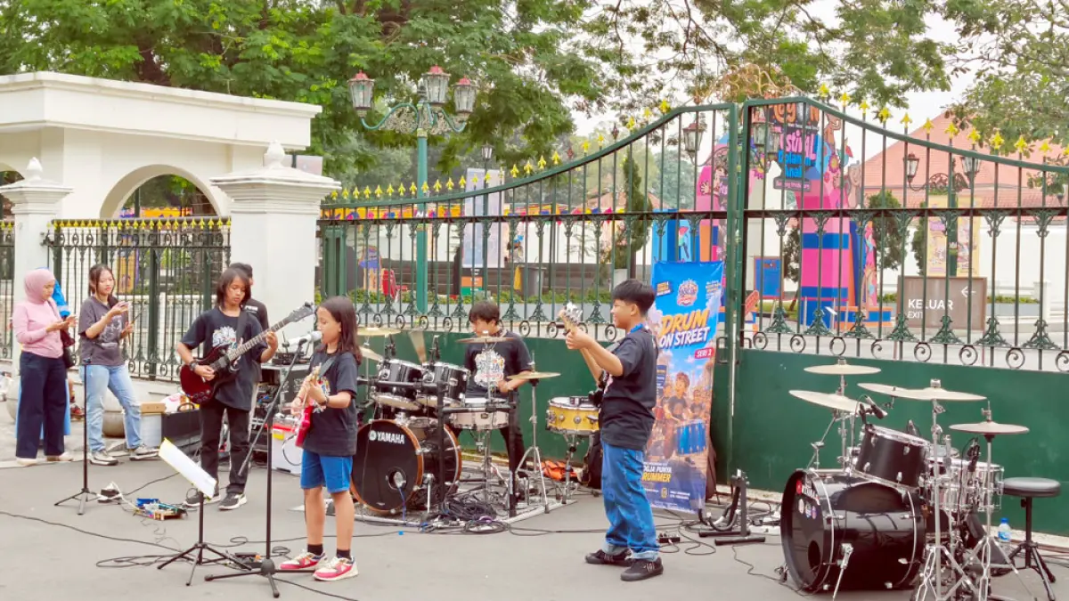 Anak-anak dan remaja menampilkan kemampuan bermain drum di kegiatan Drum on Street Seri 2, depan Museum Benteng Vredeburg, Jogja, Sabtu (27/6). (Fahmi Fahriza/Radar Jogja)