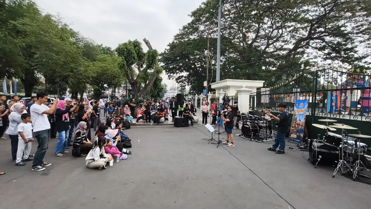 Anak-anak dan remaja menampilkan kemampuan bermain drum di kegiatan Drum on Street Seri 2 di depan Museum Benteng Vredeburg. (Foto: Fahmi Fahriza/Radar Jogja)&nbsp;