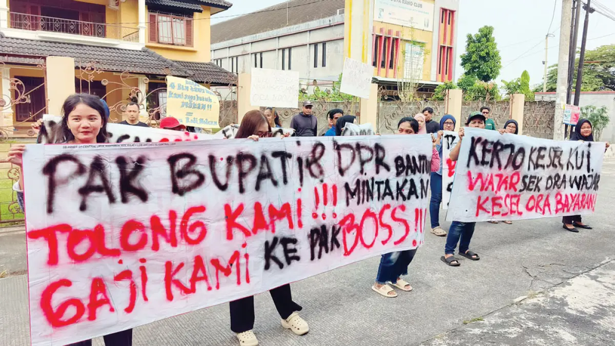 ASPIRASI: Puluhan eks pekerja RSU Griya Mahardika saat menggelar aksi damai di halaman rumah sakit, Jalan Parangtritis Km 4, Bangunharjo, Bantul, Sabtu (27/6). Fahmi Fahriza/Radar Jogja