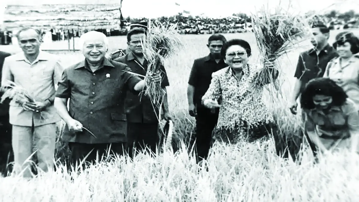 MASA ORDE BARU: Presiden Soeharto dan Ibu Tien saat memanen padi dalam suatu kesempatan. Biasanya setelah acara ini ada program lomba Kelompencapir tingkat nasional yang biasanya disiarkan TVRI. (ISTIMEWA)