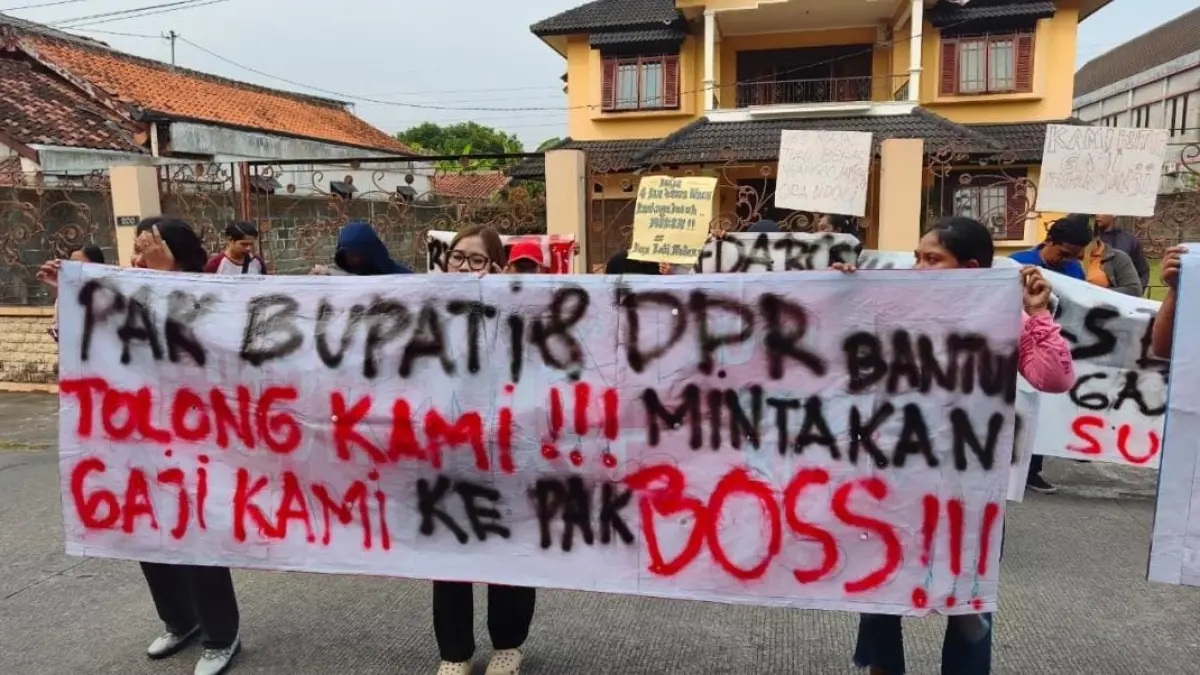 Puluhan eks pekerja RSU Griya Mahardika menggelar aksi damai di halaman rumah sakit, menuntut gaji yang belum diterima selama empat bulan lamanya. (Foto: Fahmi Fahriza/Radar Jogja) 