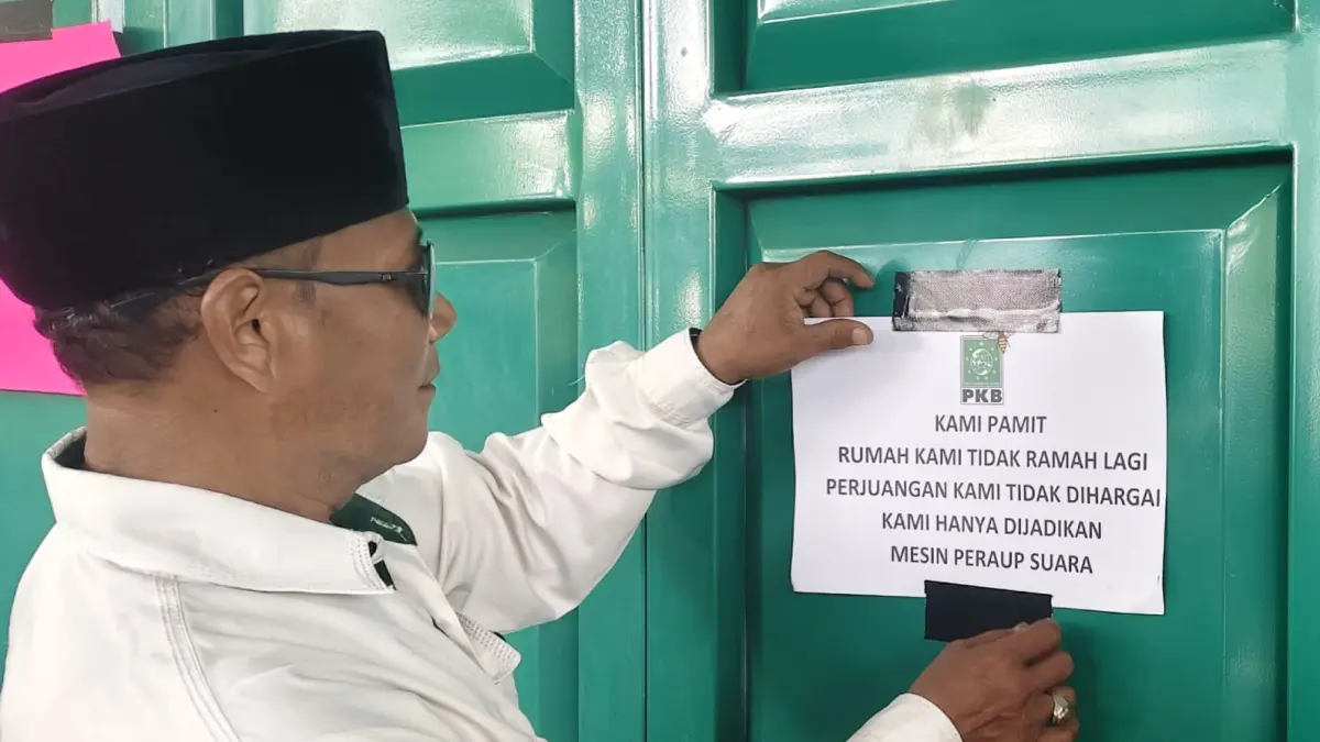 Puluhan kader yang tergabung dalam Forum Komunikasi Dewan Pimpinan Anak Cabang (DPAC) PKB se-Kabupaten Sleman menggeruduk Kantor DPW PKB DIY Jumat sore (26/6/2026).&nbsp;(Foto: Nanang Febrianto/Radar Jogja) 