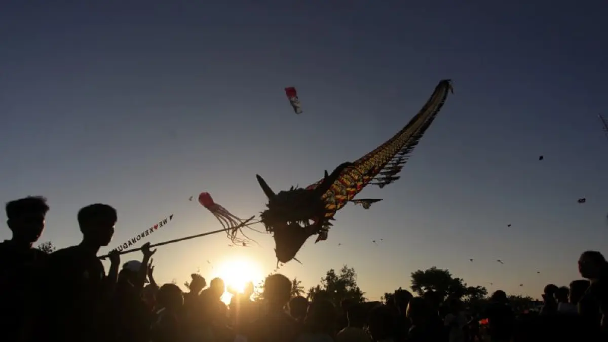 ANTUSIAS: Warga menyaksikan layang-layang yang diterbangkan dalam Festival Layang-Layang Forda II DIY 2026 di Lapangan Kebonagung, Kapanewon Imogiri, Bantul Minggu (28/6).&nbsp;(Guntur Aga Tirtana/Radar Jogja)
&nbsp;