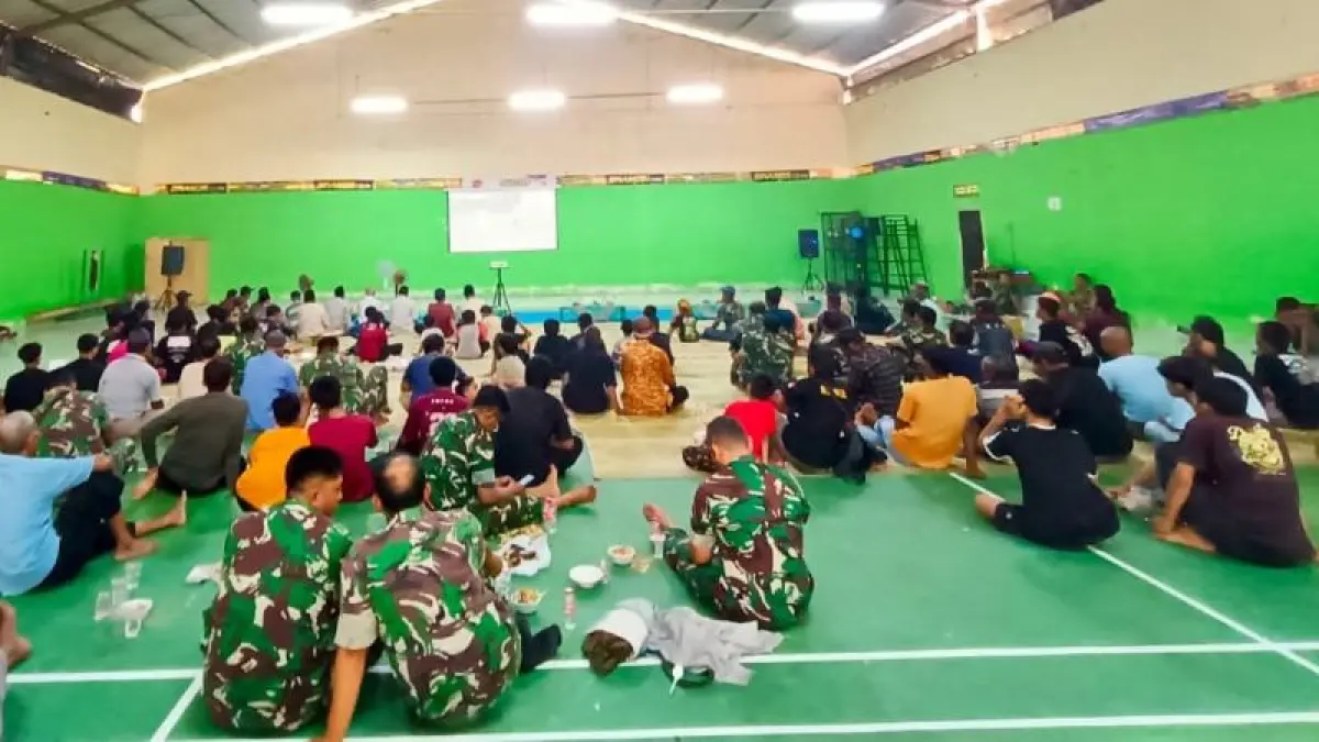 BERBAUR: Dandim 0709/Kebumen Letkol Inf Eko Majlistyawan Prihantono bersama Wakil Bupati Kebumen Zaeni Miftah ikut menyaksikan siaran pertandingan Piala Dunia 2026 di GOR Desa Sumberadi, Kecamatan Kebumen. (Pendim 0709/Kebumen)