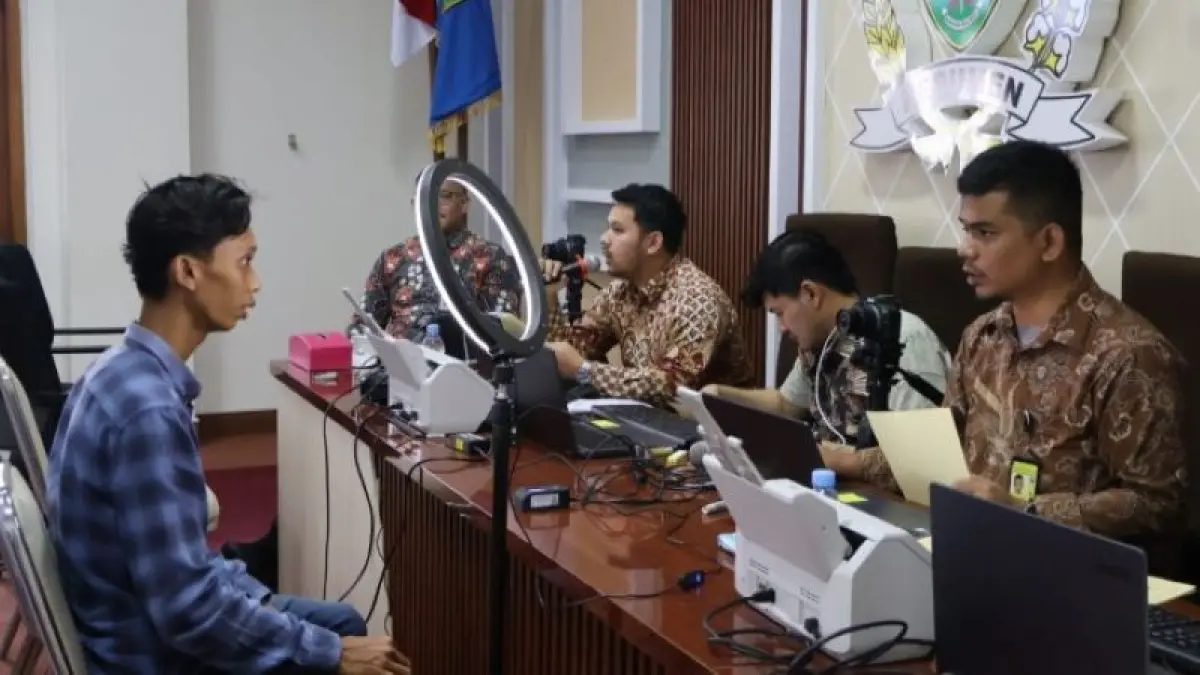 BERI KEMUDAHAN: DPRD Kebumen memberikan fasilitas pembuatan paspor kepada masyarakat dengan menggandeng Kantor Imigrasi Kelas II Non TPI Purworejo. (M Hafied/Radar Jogja)