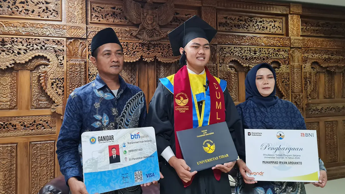 BERPRESTASI: Irvan Ardianto diapit kedua orangtuanya usai menjalani prosesi wisuda ke-74 di GKU dr HR Suparsono, Sabtu (27/6). NAILA NIHAYAH/RADAR JOGJA
