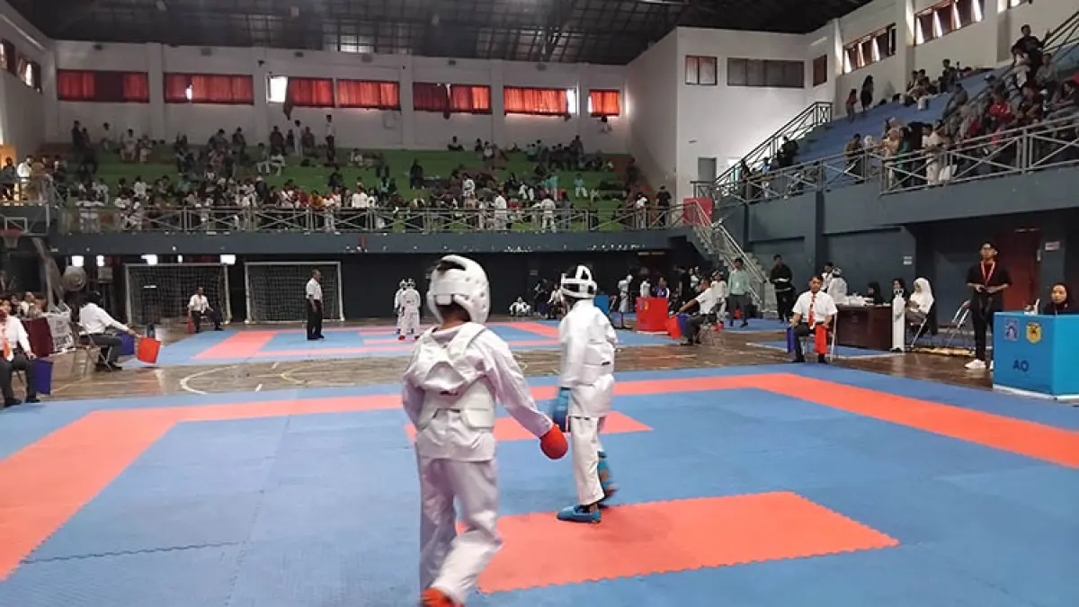 CARI BIBIT: Para atlet saat bertanding di ajang Kejurkab Forki Sleman di GOR Pangukan, Sleman. (Foto: Rizky Wahyu/Radar Jogja)