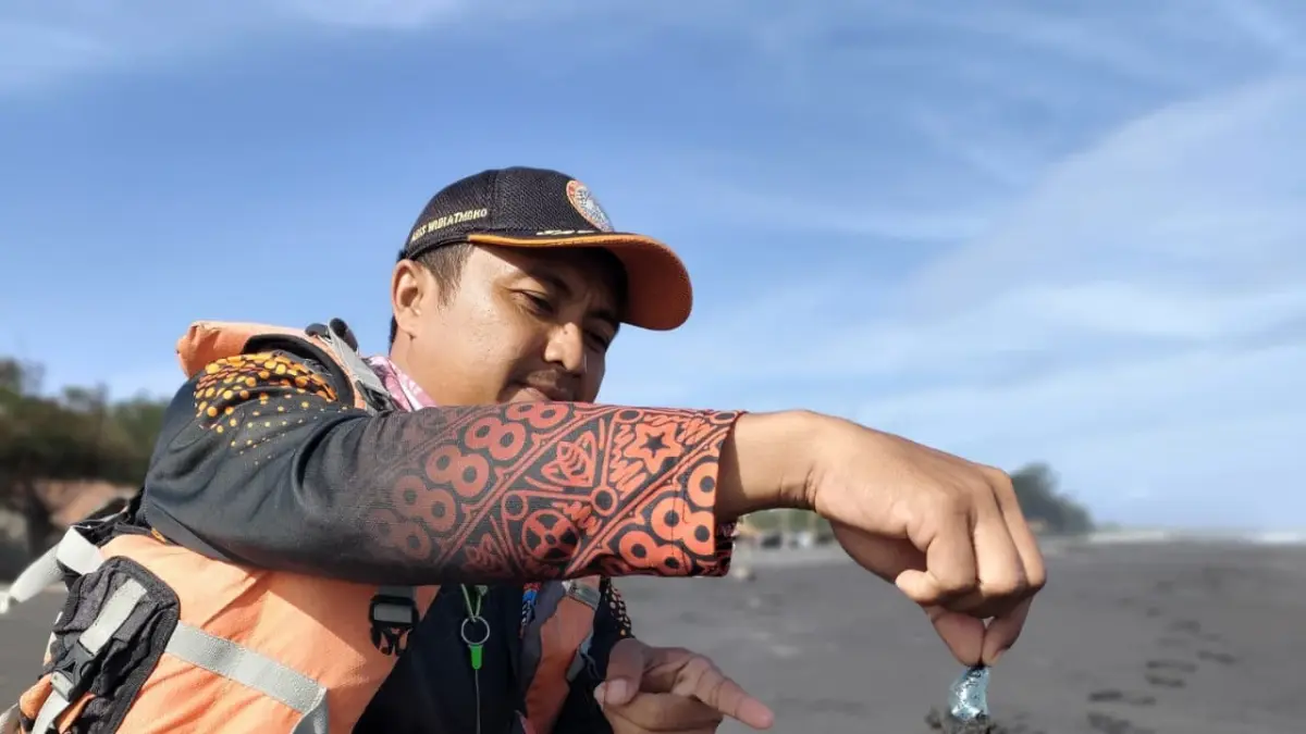 Dokumentasi SRI Wilayah 5 Kulon Progo
TEMUAN: Aris menunjukkan ubur-ubur yang masih hidup walau sudah mendarat ke pantai.