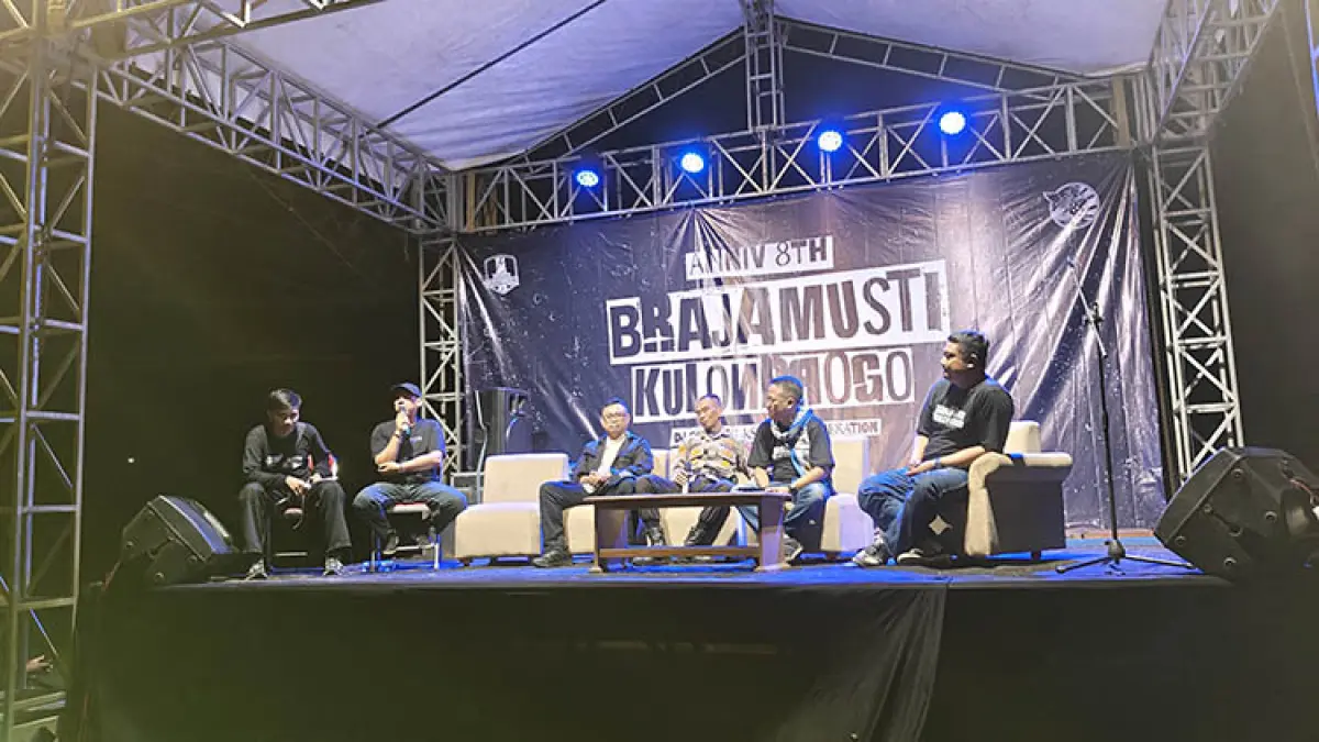 ELEGAN: Presiden Brajamusti RM Satrio Wijayanto berdiskusi dengan mantan Presiden Brajamusti Muslich Burhanudi dan pengurus BM KP saat perayaan HUT ke-8 di Pantai Glagah, Kulon Progo, Sabtu (27/6) malam. (Foto: Rizky Wahyu/Radar Jogja)