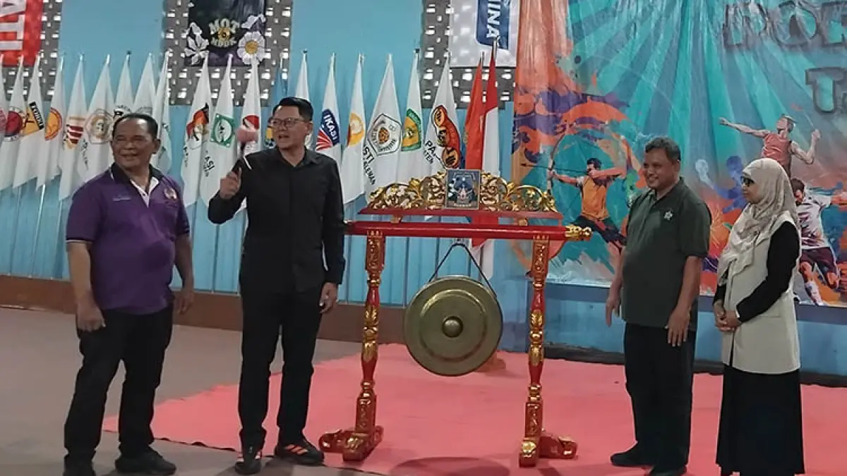 GASIK: Wakil Bupati Sleman Danang Maharsa saat akan memukul gong tanda pengesahan Pelatkab Kabupaten Sleman menuju Porda 2027. (Foto: Rizky Wahyu/Radar Jogja)