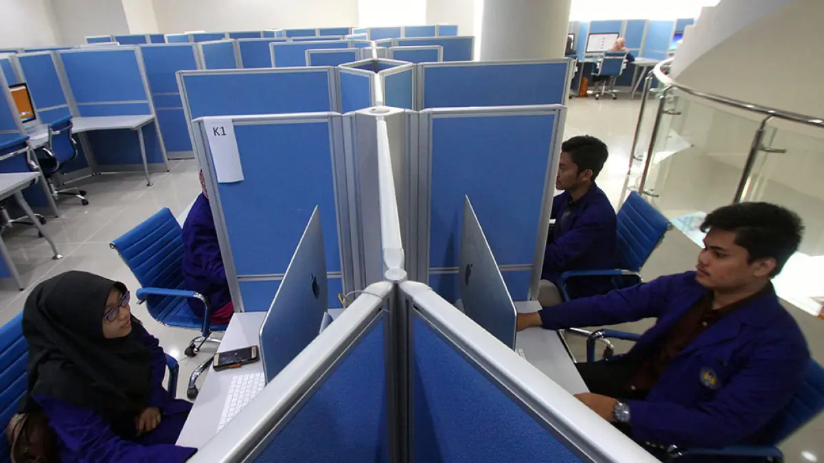 Mahasiswa mengakses informasi menggunakan komputer di perpustakaan digital Kampus UNY, beberapa waktu lalu. Foto: Guntur Aga/Radar Jogja
