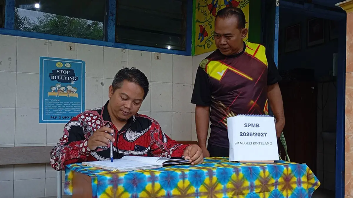 MENUNGGU: Kepala SD Negeri Kintelan 2 Jogja Kuswanto (batik) didampingi tenaga pengajar saat menunggu pendaftaran siswa baru, Jumat (26/6/2026). iwan nurwanto/radar jogja