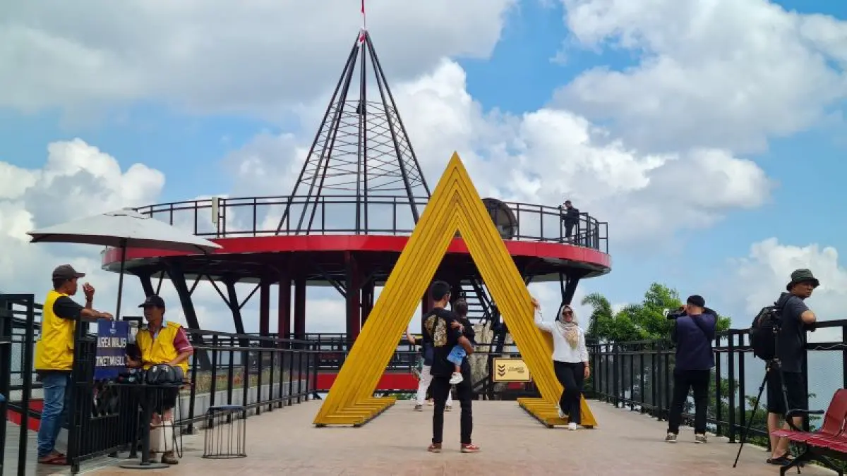OBWIS FAVORIT: Wisatawan menikmati panorama alam dan mengabadikan momen di&nbsp;Ketep Pass Magelang. (NAILA&nbsp;NIHAYAH/RADAR JOGJA)