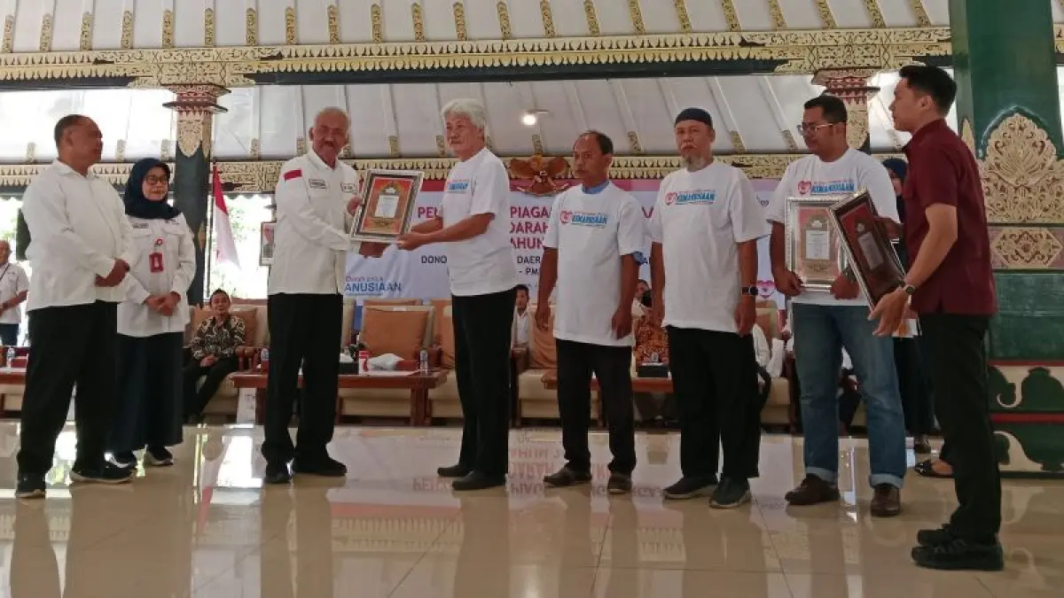 Penyerahan penghargaan donor darah di Kabupaten Sleman Minggu (28/6). (Delima&nbsp;Purnamasari/Radar Jogja)