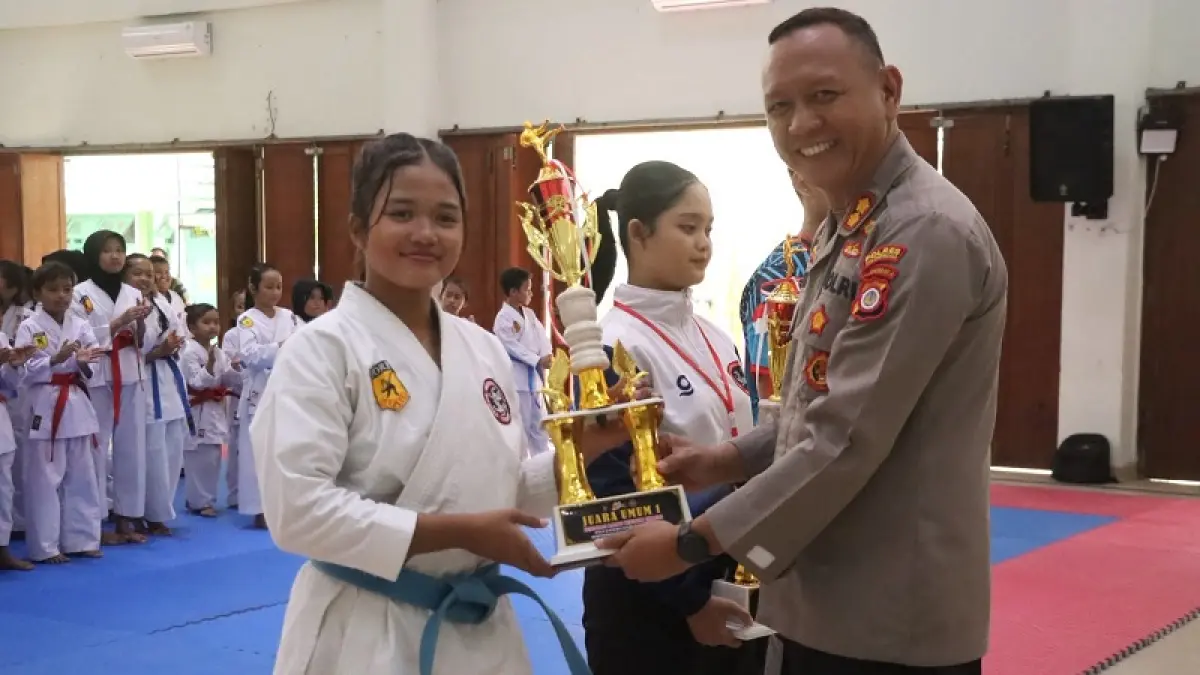PIALA: Kapolres Kulon Progo memberikan piala ke kontingen yang memenangkan kejuaran. Dokumentasi Polres Kulon Progo
