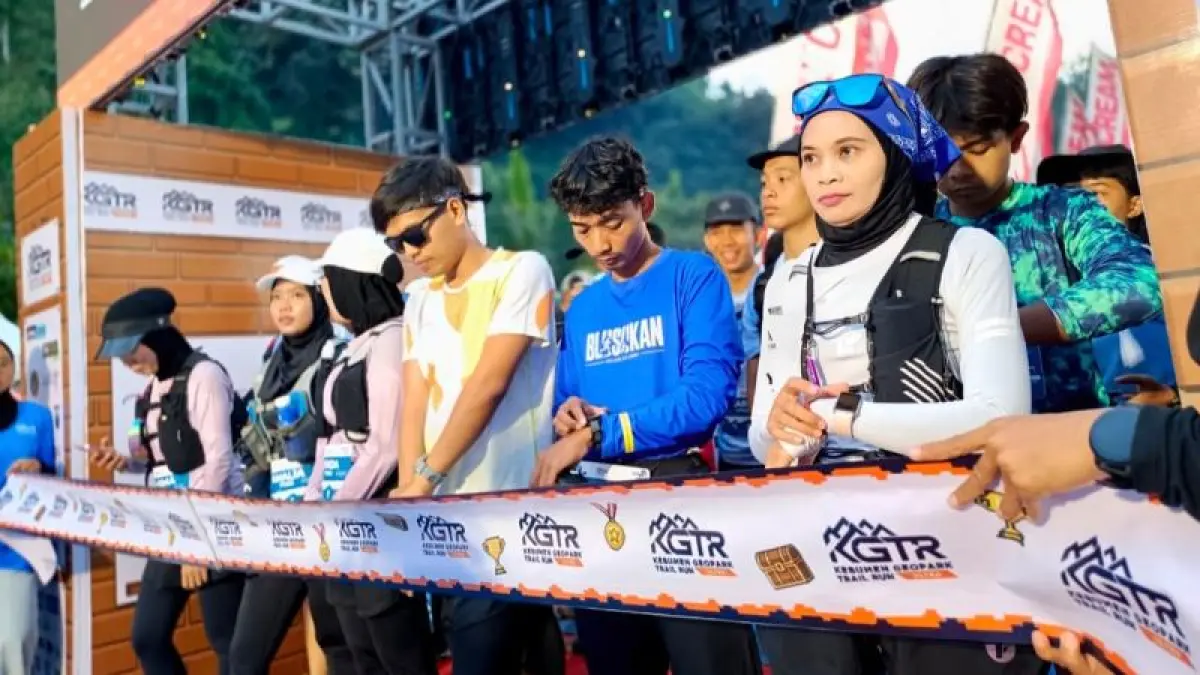 POTENSI BARU: Sejumlah pelari dari berbagai daerah antusias mengikuti Kebumen Geopark Trail Run (KGTR) 2026 yang memadukan kegiatan olahraga dan berwisata. (M Hafied/Radar Jogja)