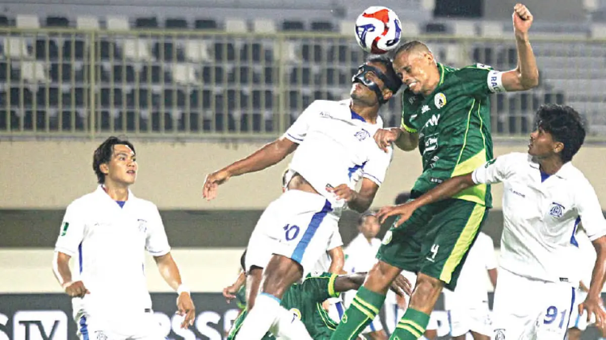 SEKTOR BELAKANG: Aksi Bek PSS Sleman Cleberson Souza saat berebut bola dengan para pemain Persiba Balikpapan, musim lalu. (Foto: Guntur Aga Tirtana/Radar Jogja)