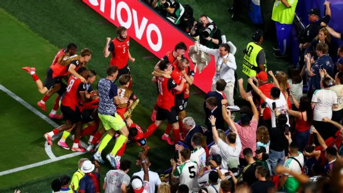 Selebrasi para pemain Austria dan para penggemar setelah Sasa Kalajdzic mencetak gol penyeimbang melawan Aljazair di masa injury time untuk menyelamatkan hasil imbang 2-2.