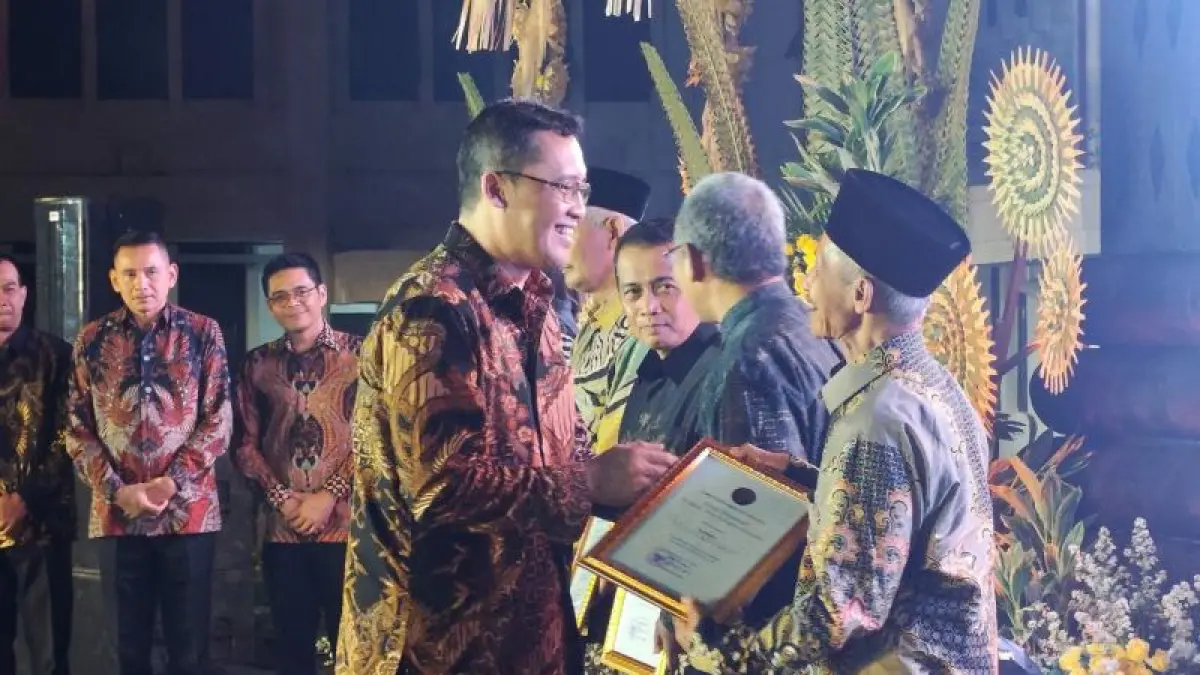 SIMBOLIS: Bupati Magelang menyerahkan penghargaan kepada para penerima saat gelaran Bupati Award 2026, Jumat malam (26/6). (NAILA&nbsp;NIHAYAH/RADAR JOGJA)