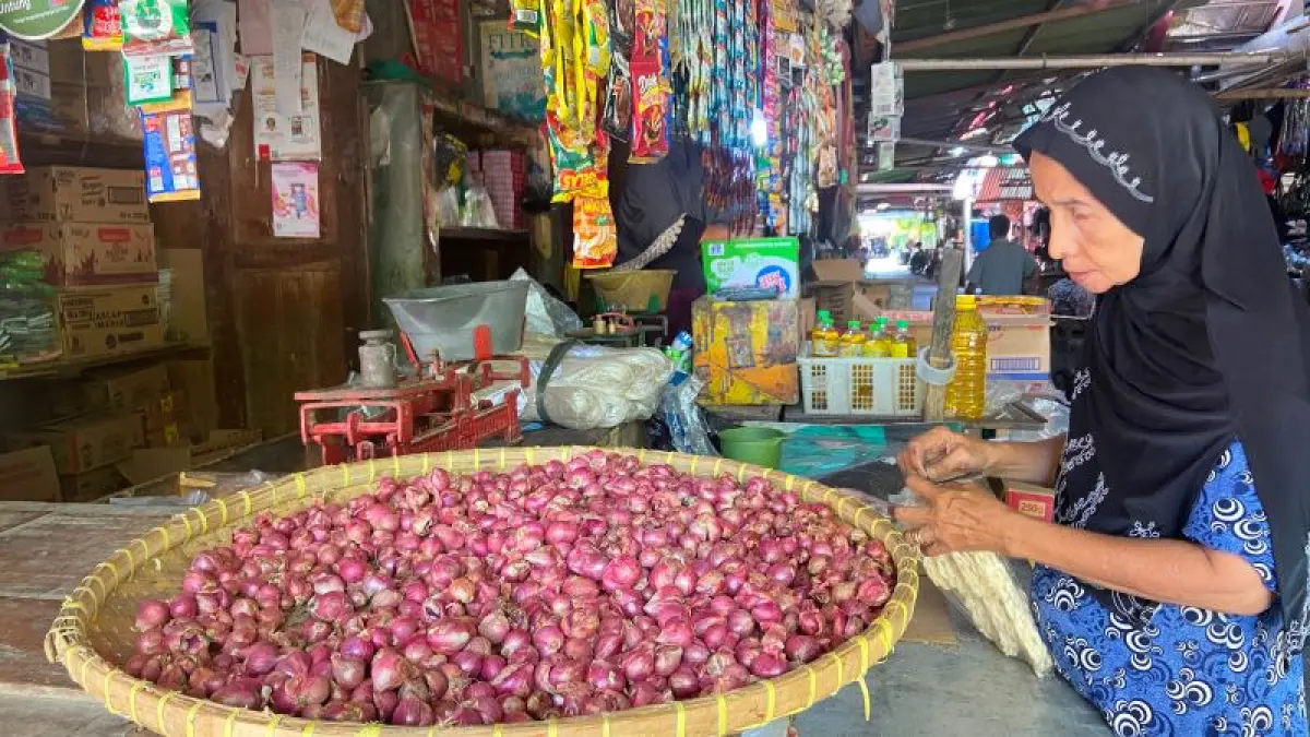 STOK AMAN: Berbagai bahan pokok yang dijual pedagang di Pasar Imogiri masih tersedia. (Cintia&nbsp;Yuliani/Radar Jogja)