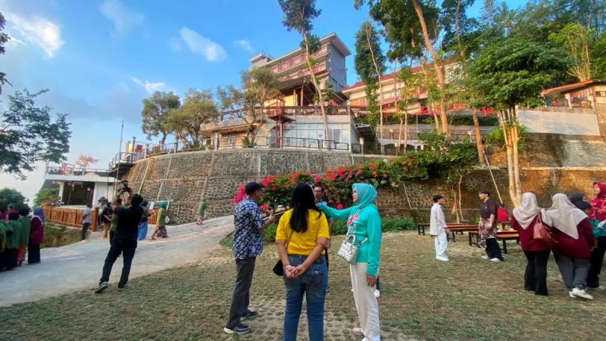 Wisatawan sedang menikmati fasilitas yang ada di Hotel Litto Jogja di Dlingo. (Cintia&nbsp;Yuliani/Radar Jogja)