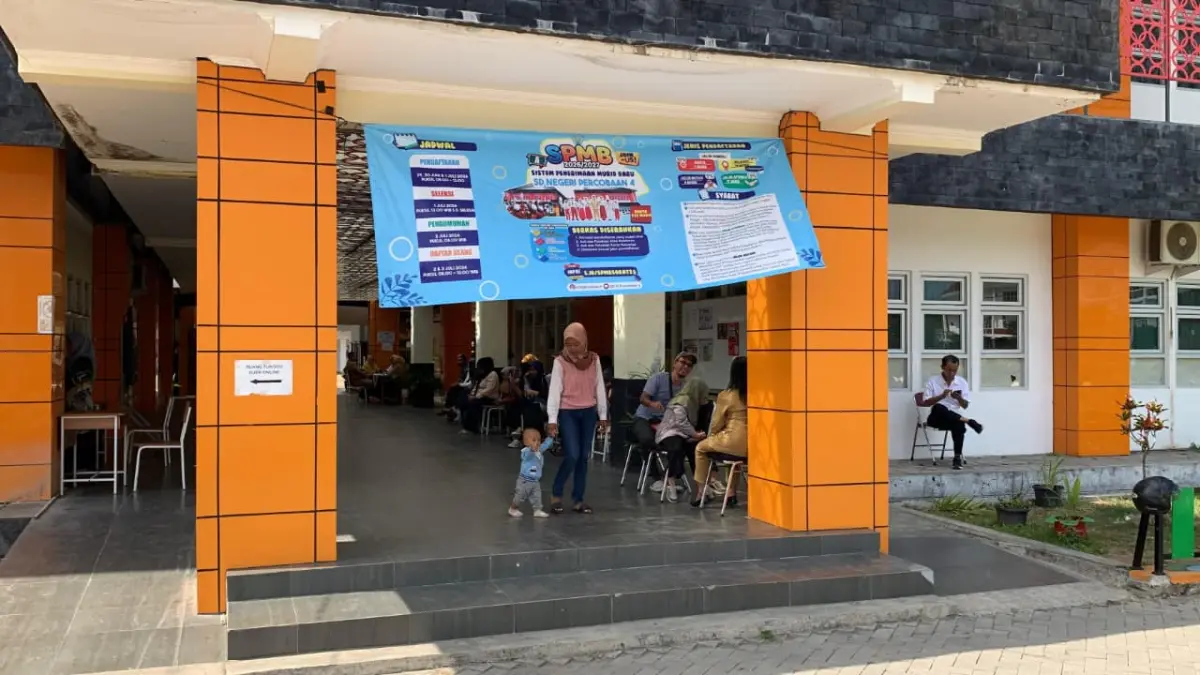 ANTRE: Wali murid menunggu giliran pemanggilan untuk mendaftarkan anaknya. (ANOM BAGASKORO/RADAR JOGJA)