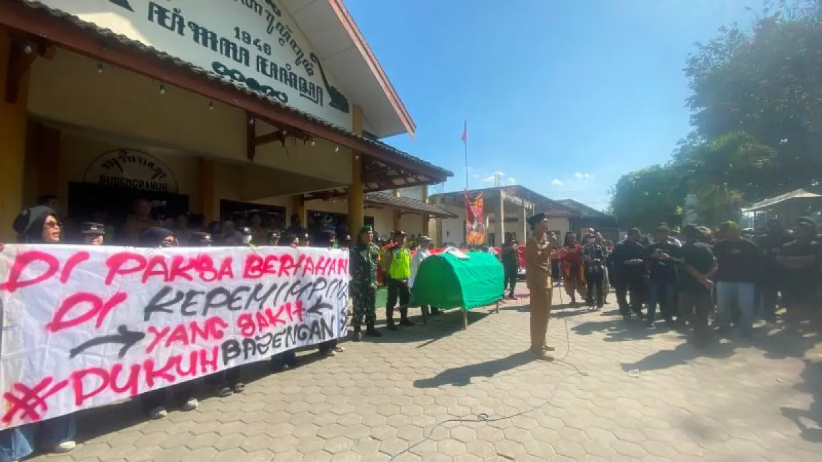 ASPIRASI: Ratusan warga melakukan aksi unjuk rasa di depan Kalurahan Pendowoharjo, mendesak Dukuh Banyon Zuhada Muhammad dicopot dari jabatannya. (Cintia Yuliani/Radar Jogja)