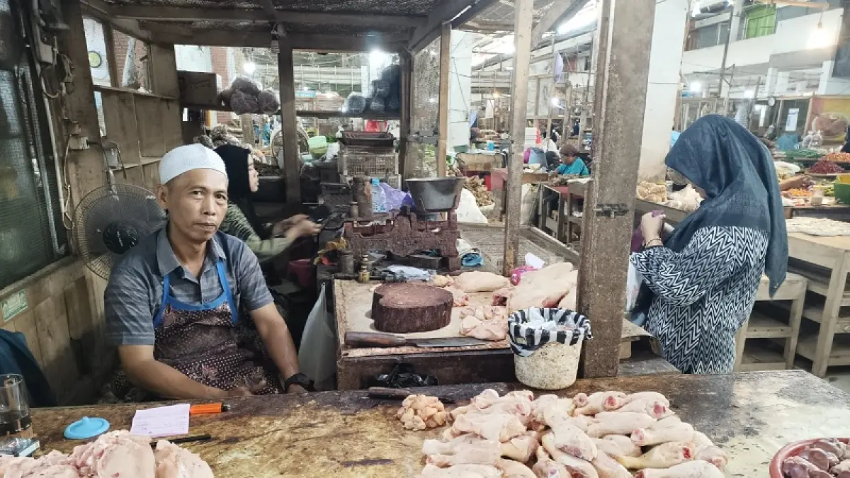 BELANJA: Pedagang di Pasar Tumenggungan melayani pembeli di tengah penurunan harga pada sejumlah komoditas. (M Hafied/Radar Jogja)